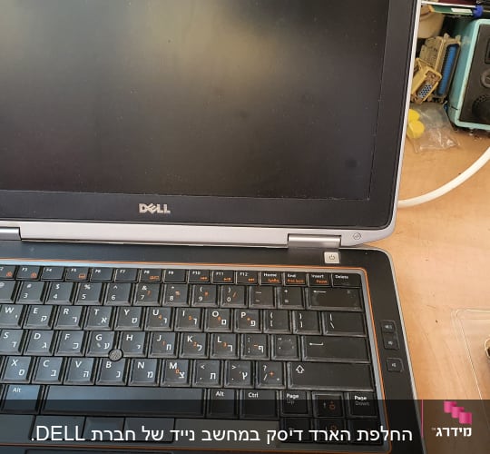 מחשב נייד דל עם מסך כבוי ודיסק קשיח חיצוני